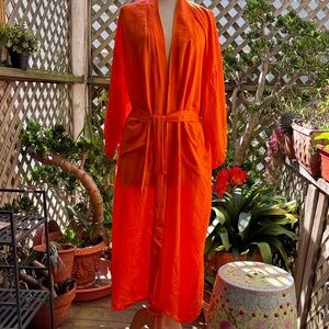 ROBE. Long vibrant Orange, floral fabric. Pockets.
Size XL. Sash Tie. VINTAGE